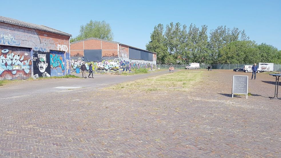 Auf diesem Teil des ehemaligen Doornkaat-Geländes soll das neue Polizeikommissariat Norden einmal gebaut werden. Im kommenden Monat beginnt der Abriss der Gebäude auf dem Gelände. Foto: Rebecca Kresse