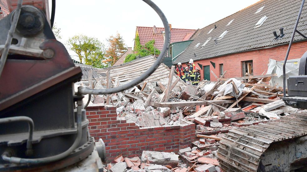 Vom Gebäude bleibt am Abend nur noch ein Schuttberg übrig. Foto: Wagenaar