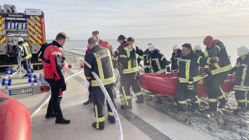 Mit einem Schlauchboot waren die Feuerwehrleute den beiden Männern entgegengepaddelt. Foto: Feuerwehr Norden