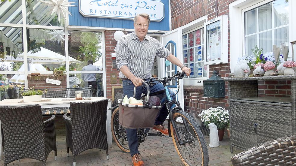 Mit einem Einkaufskorb auf dem Fahrrad kann man Gastronom Erich Wagner oft in Wiesmoor antreffen. Foto: Wiggermann