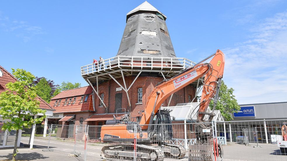 Kurz nachdem an der Mühle die Bagger anrollten, erfolgte der Abriss-Stopp. Foto: Heinz Wagenaar