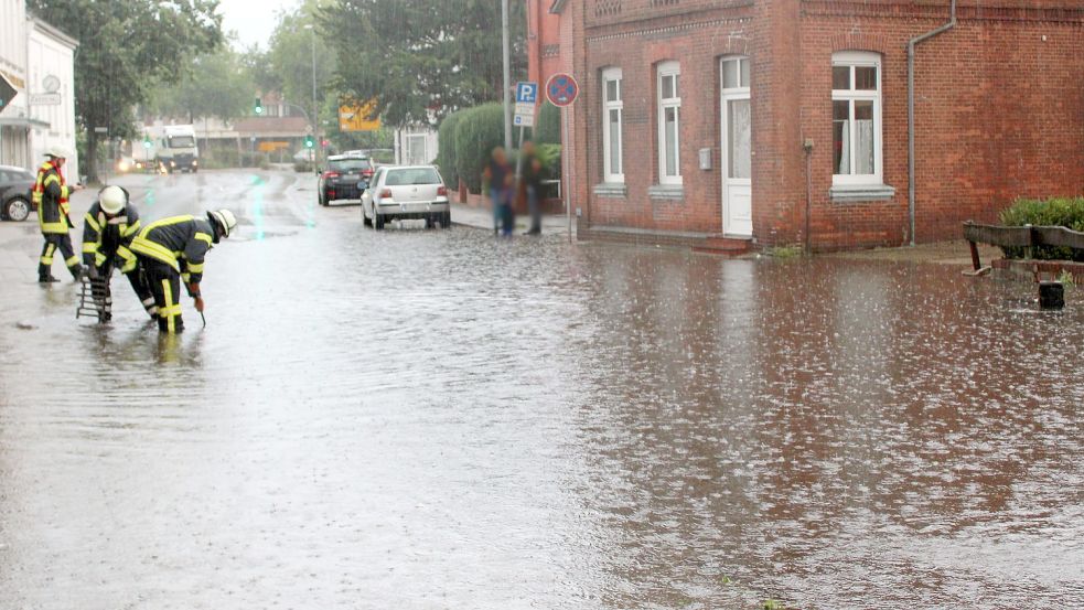Einsatzkräfte in Weener stehen knietief im Wasser. Dass sich Ereignisse wie solcher Starkregen in Zukunft häufiger ereignen, will man mit einem Klimaschutzkonzept verhindern. Foto: Archiv/Feuerwehr