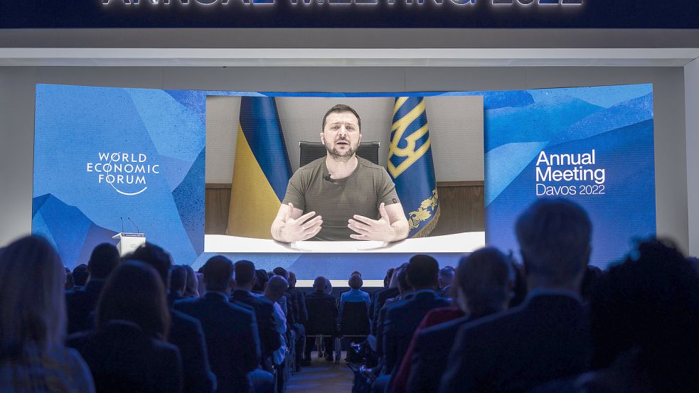 Jahrestagung des Weltwirtschaftsforums in Davos: Der ukrainische Präsident Wolodymyr Selenskyj forderte in einer Video-Botschaft „maximale Sanktionen“ gegen Russland. Foto: Laurent Gillieron