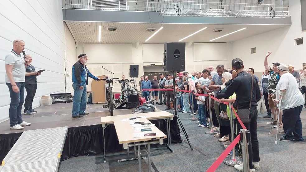 Am Mittwoch hieß es in der Nordseehalle: „Zum Ersten, zum Zweiten, zum Dritten - und verkauft!“ Fundsachen wurden versteigert. Fotos: Hanssen.