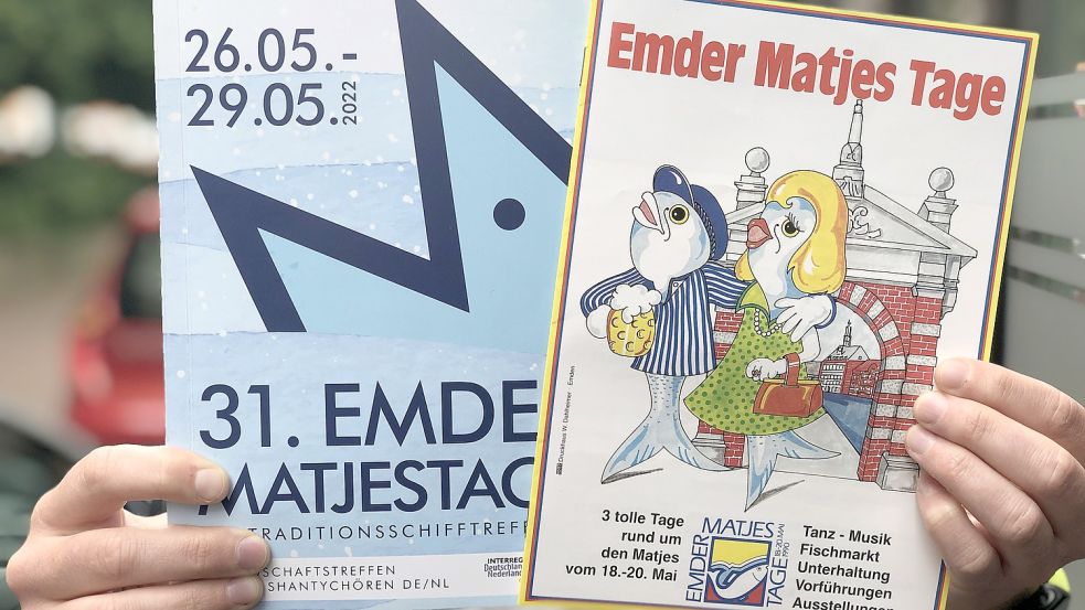 Auch die Plakatmotive der Matjestage haben sich gewandelt. Nur die Blickrichtung haben die Heringe von 1990 (rechts) bis heute beibehalten. Foto: H. Müller