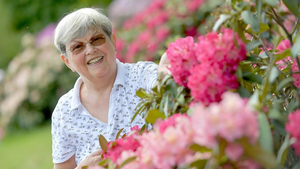 Annelene Gertje hat Freude an den prächtigen Blüten des Rhododendrons. Foto: Ortgies