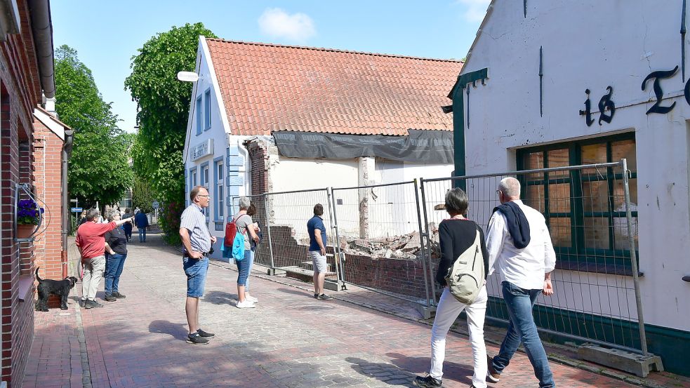 An der Abrissstelle hat sich seit dem Wochenende nicht mehr viel getan. Sie bleibt aber weiter ein Blickfänger. Foto: Wagenaar