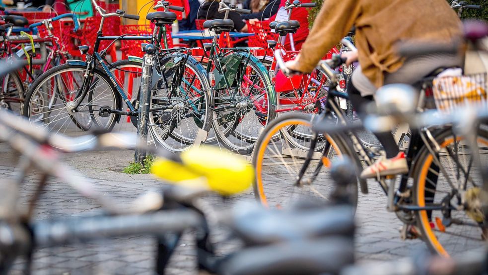 Wer das Auto stehen lässt und stattdessen das Fahrrad nimmt, tut was fürs Klima. Foto: Sina Schuldt/dpa