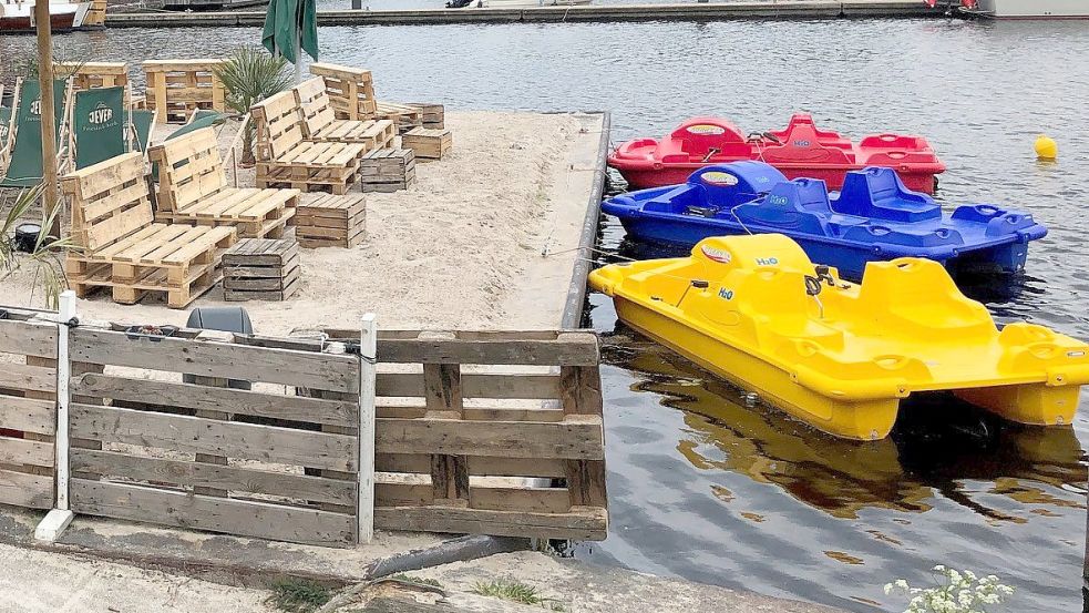 Zum Konzept des Delftstrandes gehört es, dass dort auch Tretboote ausgeliehen werden können. Das rote Fahrzeug war zwischenzeitlich verschwunden. Foto: Tomé