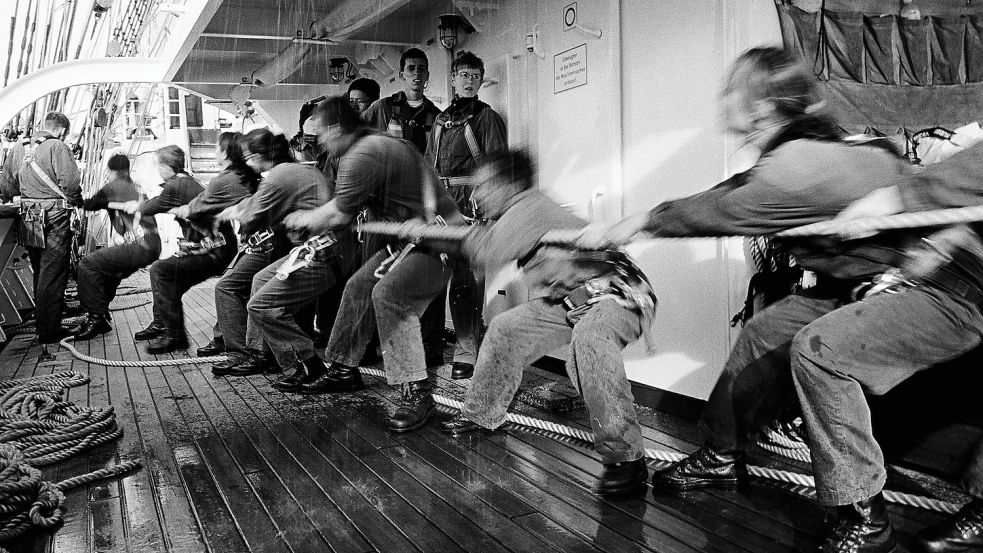 Harte Arbeit bei Sturm und Seegang an Deck: Auf der „Gorch Fock“ funktioniert das Bordleben nur gemeinsam. Foto: Kathrin Wahrendorff