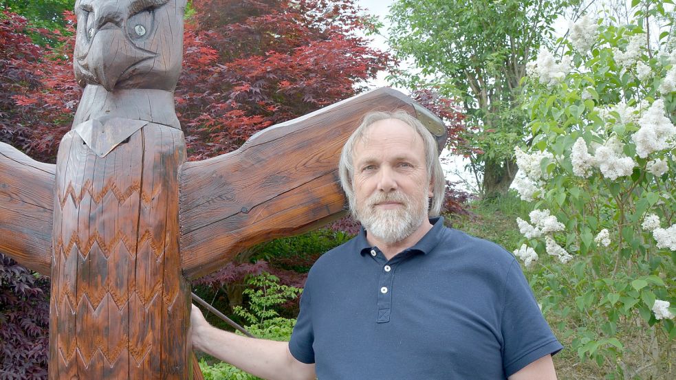 Wolfgang Sander ist nicht nur am Schreibtisch aktiv, sondern auch als Holzbildhauer. Fotos: Eden