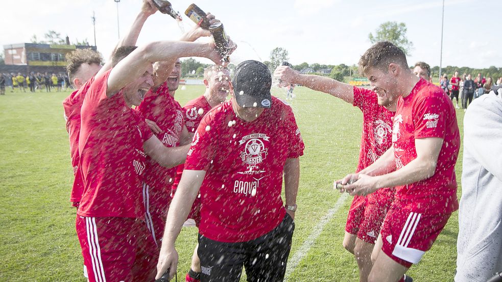 Die Meisterschaft feierte der TV Bunde am Samstag ausgiebig. Nun erklärte das Team von Matthias Schmidt (mit Käppi) mit kühlem Kopf den Landesliga-Verzicht. Foto: Doden