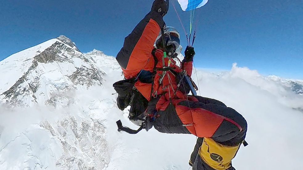 Der französische Paraglider Pierre Carter konnte als erster einen von den Behörden genehmigten Gleitschirmflug vom Mount Everest aus starten. Foto: Pierre Carter/AFP