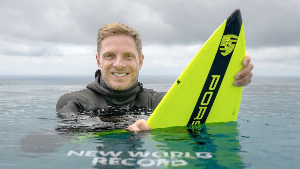 Der Surfer Sebastian Steudtner stellt mit einer berittenen Wellenhöhe 26,21 Metern einen Weltrekord auf. Foto: Joerg Mitter/-/dpa