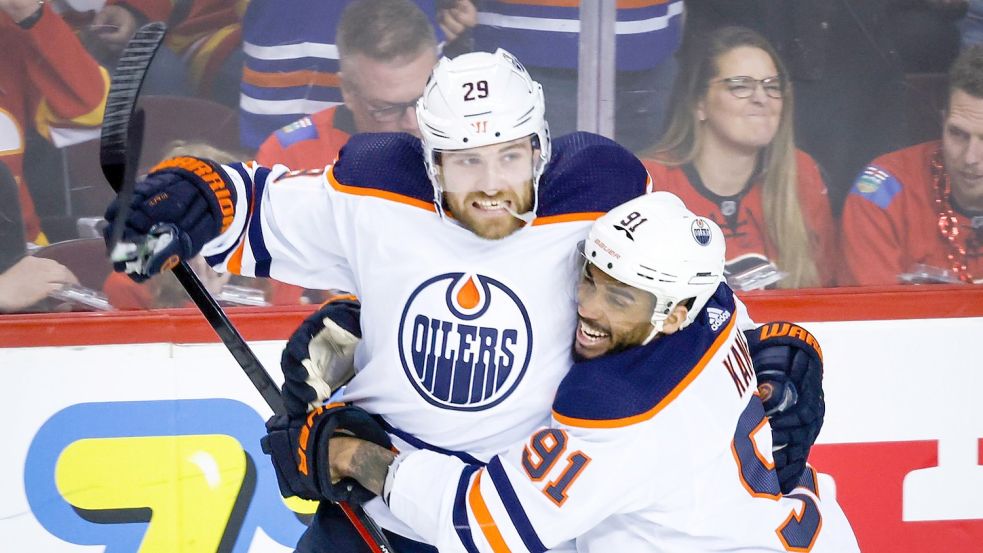 Leon Draisaitl (l) von den Edmonton Oilers, jubelt mit Temkollegen Evander Kane nach seinem Tor. Foto: Jeff Mcintosh/The Canadian Press/AP/dpa