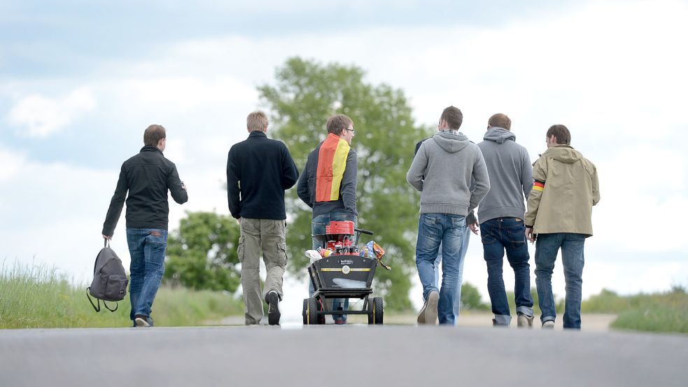 Für einige Männer gehört ein Bollerwagen mit Bier am Vatertag dazu. (Symbolbild) Foto: dpa/Julian Stratenschulte