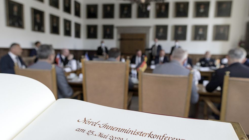 Beim Treffen der Innenminister aus den norddeutschen Bundesländern (Nord-IMK) war in Osnabrück viel Polit-Prominenz vertreten. Darunter Niedersachsens Innenminister Boris Pistorius (SPD), Mecklenburg-Vorpommerns Innenminister Christian Pegel (SPD), Schleswig-Holsteins Innenministerin Sabine Sütterlin-Waack (CDU), der Bremer Innensenator Ulrich Mäurer (SPD), der Innensenator von Hamburg Andy Grote (SPD) und Brigadegeneral Andreas Henne. Foto: David Ebener