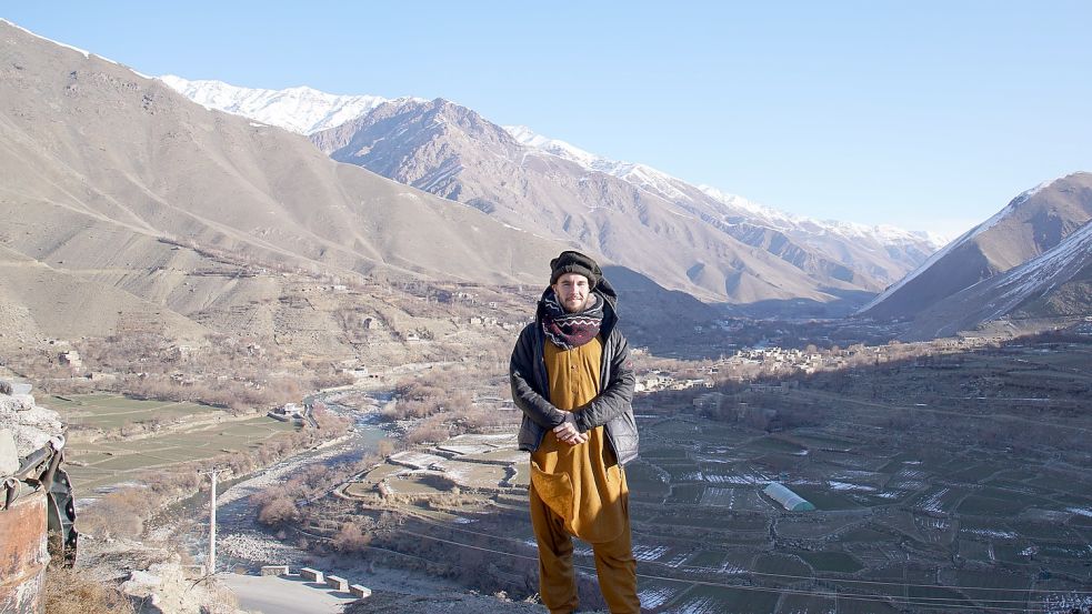 Marian Brehmer vor dem Panjschir-Tal in Afghanistan in afghanischer Kleidung, aufgenommen auf seiner Reise im Januar 2020. Foto: Privatarchiv Brehmer