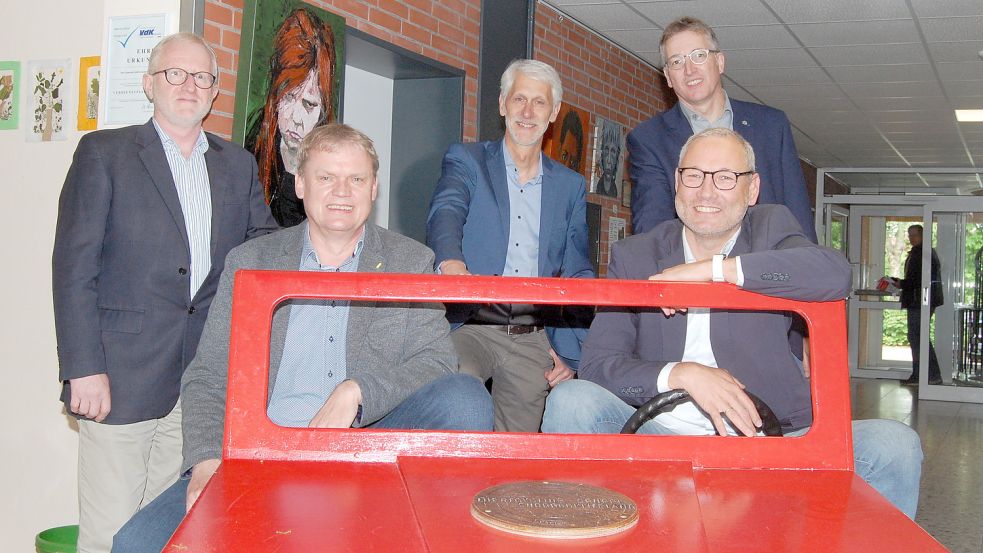 Gut gelaunt posieren die Verantwortlichen der Gemeinde Südbrookmerland und der Freien Christlichen Schule Ostfriesland (FCSO) in einem Auto (von links): Konrad Huismann, Thomas Erdwiens, Kurt Plagge, Christian Hunsmann und Joachim Betten (hinten). Foto: Luppen