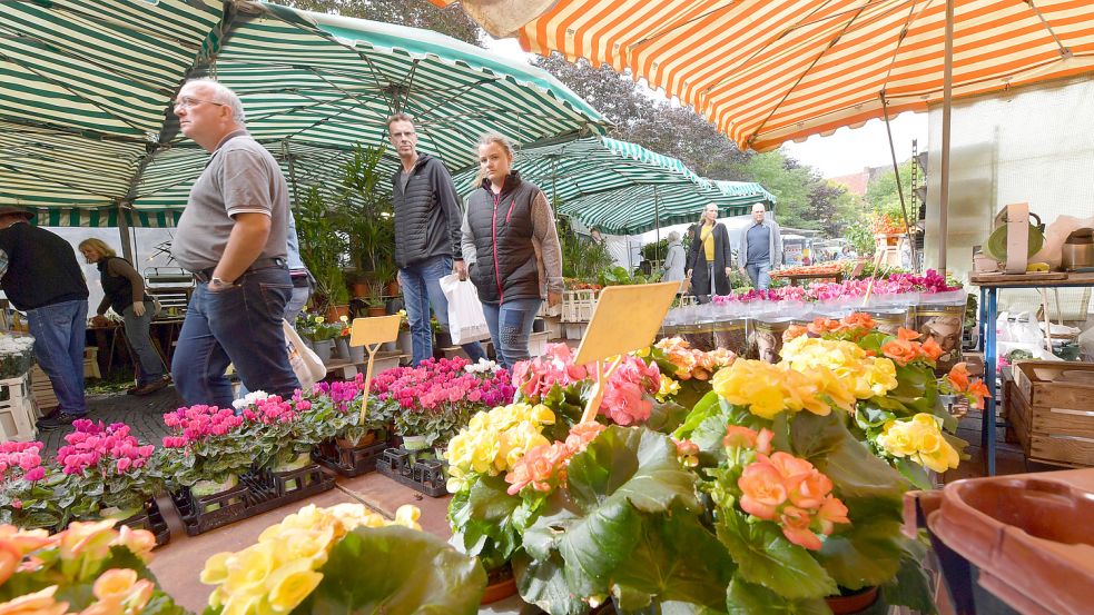 Der Wochenmarkt ist für Emderinnen und Emder auch ein beliebter Treffpunkt. Foto: Ortgies/Archiv