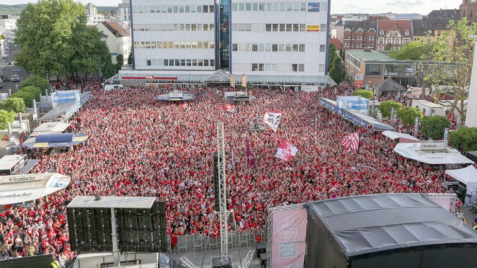Tausende Fans feiern den Aufstieg des 1. FC Kaiserslautern auf dem Stiftplatz. Foto: Michael Schmitt/dpa