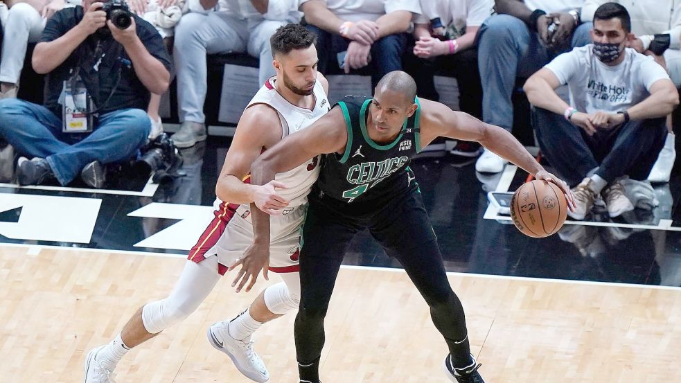Bostons Al Horford (r) schützt den Ball vor Miamis Max Strus. Foto: Wilfredo Lee/AP/dpa