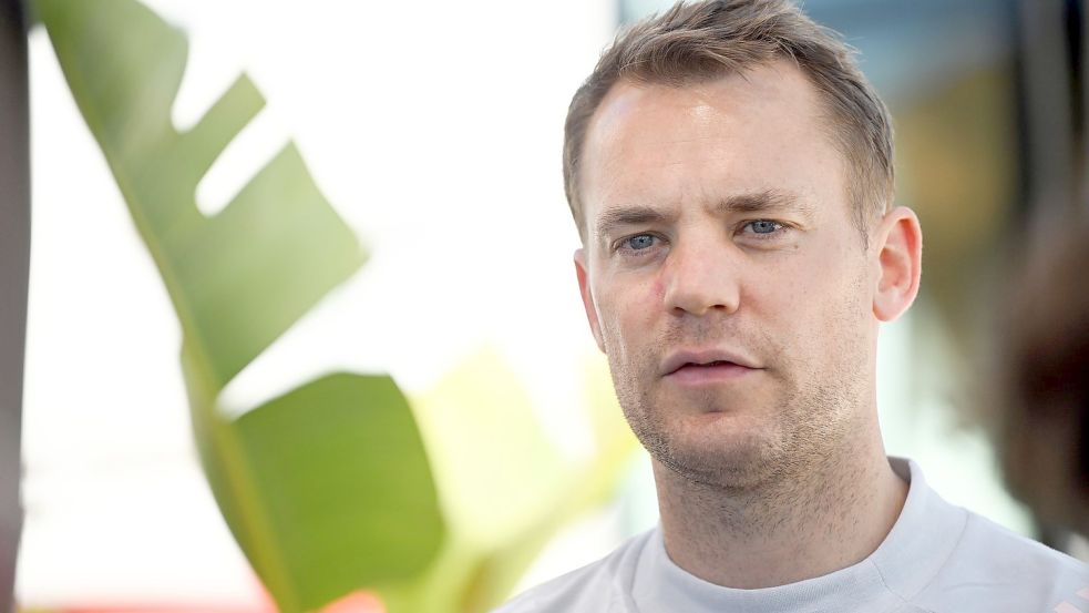 Torwart Manuel Neuer sieht durch die Winter-WM in Katar Gefahren einer Überbelastung. Foto: Federico Gambarini/dpa