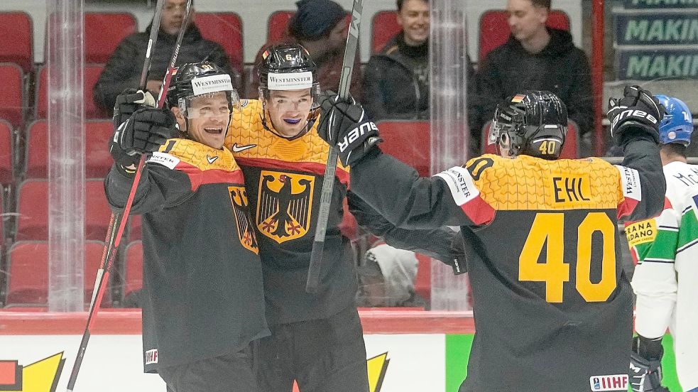 Kapitän Moritz Müller (l) und das deutsche Team wollen eine offene Rechnung mit Tschechien begleichen. Foto: Martin Meissner/AP/dpa