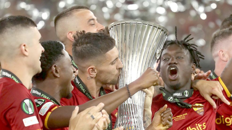 Spieler von Rom feiern den Sieg. Foto: Franc Zhurda/AP/dpa