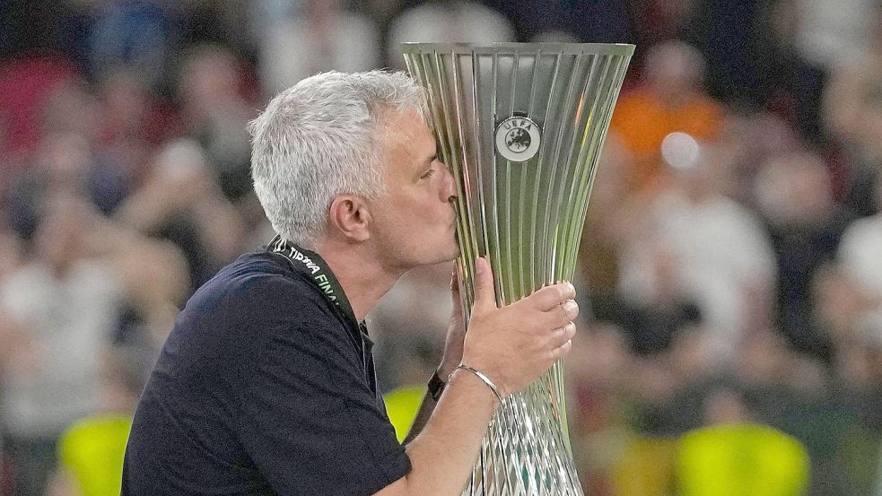 Roms Cheftrainer José Mourinho küsst die Trophäe nach dem Finale. Foto: Thanassis Stavrakis/AP/dpa