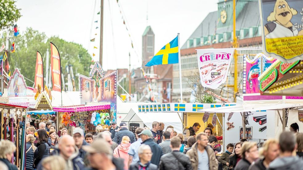 Ab Donnerstag könnte es voll werden in Emden. An vorigen Matjestagen kamen an die 150.000 Besucher. Foto: Assanimoghaddam/dpa