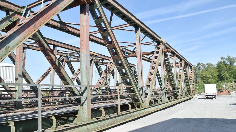 Auf dem Gelände der Firma EFG Port Papenburg liegen große Teile der historischen Eisenbahn-Klappbrücke. Geplant ist, dass zwei Dreieckskonstruktionen als späteres Denkmal erhalten bleiben sollen. Diese Stahlkonstruktionen sollen später in unmittelbarer Nähe zur geplanten neuen Eisenbahnbrücke am Deich bei Hilkenborg und Weener aufgestellt werden. Foto: Ammermann