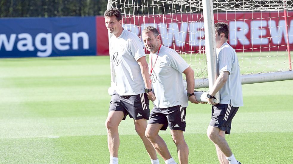 Bundestrainer Hansi Flick (M.) packte im Training mit an. Foto: Federico Gambarini/dpa