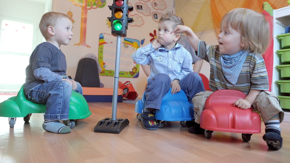 Der Landkreis Aurich muss die Kinderbetreuung sicherstellen. Nun will er sämtliche Kitas übernehmen. Foto: Gambarini/dpa