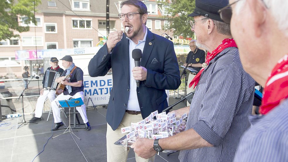 Das erste Mal in seiner Amtszeit hat Oberbürgermeister Tim Kruithoff (parteilos) die Matjestage eröffnet. Zur feierlichen Fisch-Verkostung gab es Matjes-Häppchen. Foto: J. Doden