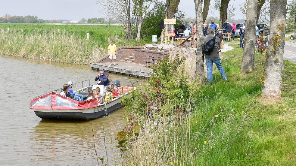 Mit einer kleinen Feierstunde wurde der neu gestaltete Platz am Visquarder Bootsanleger eröffnet. Foto: Wagenaar