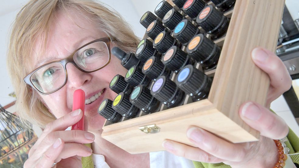 Angelika Detmers empfiehlt für ein Riechtraining reine ätherische Öle. Foto: Ortgies