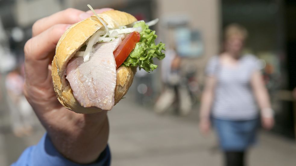 Matjes ganz klassisch im Fischbrötchen ist vor allem bei Touristen beliebt. Foto: Axel Heimken/dpa