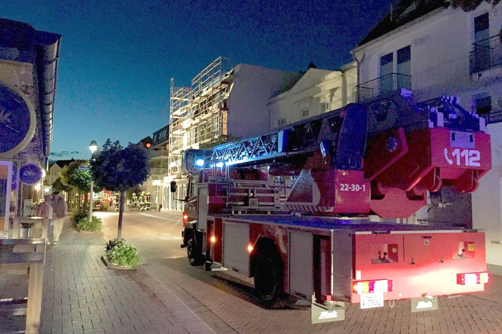 Die Feuerwehr war am Dienstagabend in der Winterstraße auf Norderney im Einsatz, um eine Baustelle zu sichern. Bild: Feuerwehr