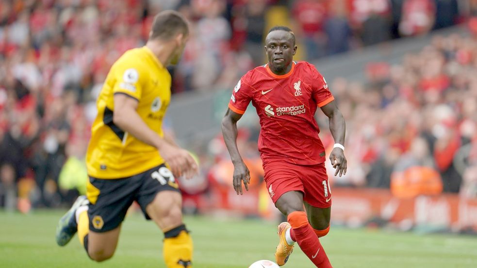 Liverpools Sadio Mané (r) lässt seine Zukunft noch offen. Foto: Jon Super/AP/dpa