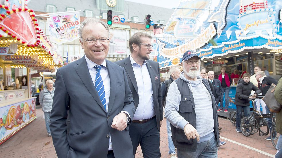 Ministerpräsident Stephan Weil (von links) wurde von Oberbürgermeister Tim Kruithoff und Marktmeister Uwe Hellmann über das Matjesfest geführt. Fotos: J. Doden