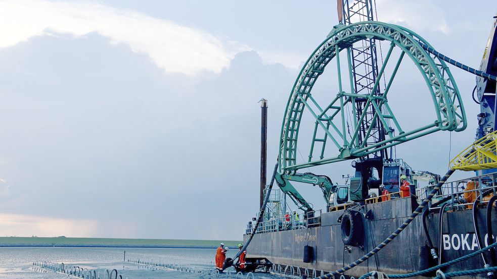 So werden große Stromleitungen zur Küste verlegt. Das Bild entstand 2019 in Büsum, es zeigt das Endstück eines Seekabels für die Stromleitung „Nordlink“ zwischen Deutschland und Norwegen. Foto: Rehder/dpa