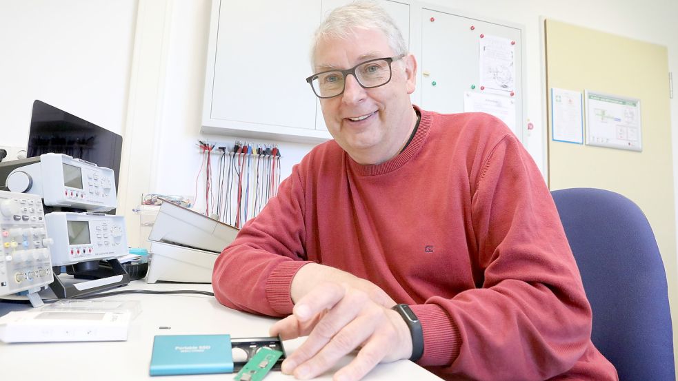 Harald Bender hat beruflich und privat mit Festplatten zu tun. Der Experte warnt vor zu günstigen Angeboten. Foto: Hock