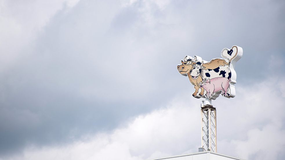 Das Tönnies-Logo: Der Fleischfabrikant dominiert den deutschen Markt. Foto: imago images/Noah Wedel