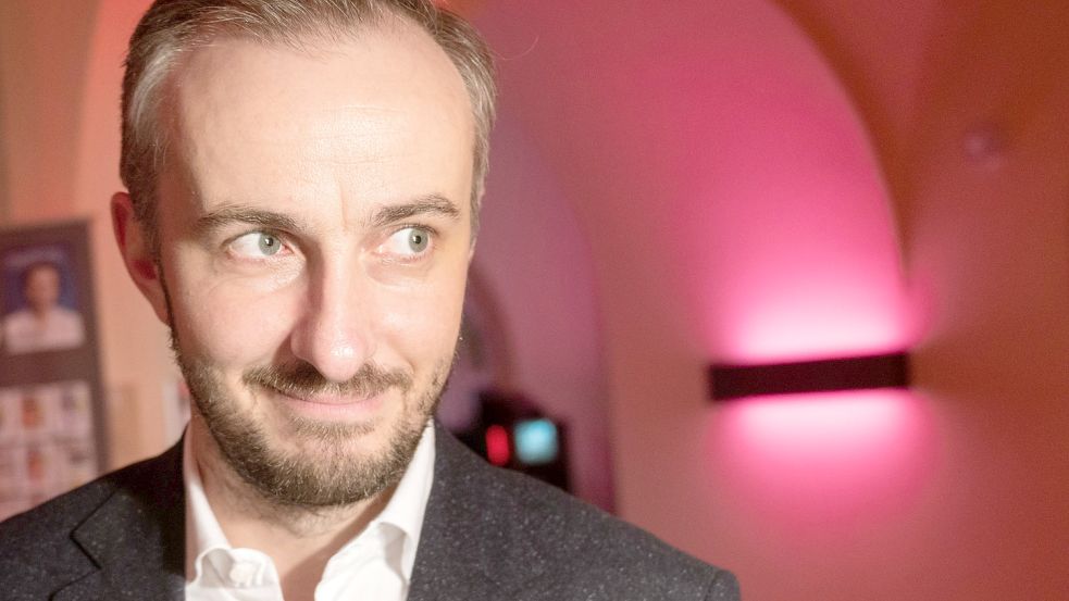 #Polizeikontrolle: Jan Böhmermann hat ausprobiert, wie effektiv die Polizei gegen Hasskriminalität ermittelt. Foto: dpa/Christophe Gateau