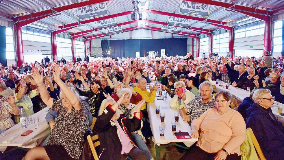 In einer Betriebshalle in Firrel ging beim Schlagerabend die Post ab. Foto: Stromann