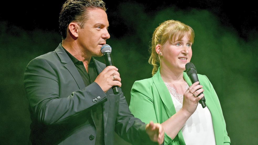 Sängerin Heike Oberberg, hier mit Moderator Stefan Mross, gab den Auftakt am Abend. Foto: Stromann