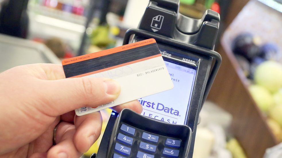 Immer mehr Menschen bezahlen im Einzelhandel bargeldlos - doch das geht derzeit vielerorts nicht. Foto: dpa