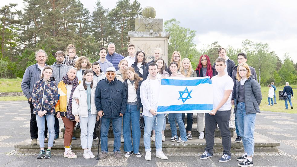 Zusammen mit dem Holocoaust-Überlebenden Albrecht Weinberg besuchte die Gruppe die Gedenkstätte Bergen-Belsen. Foto: Bruns