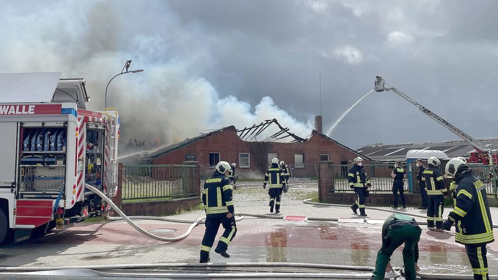 Die Feuerwehr setzte auch eine Drehleiter ein. Foto: Boschbach